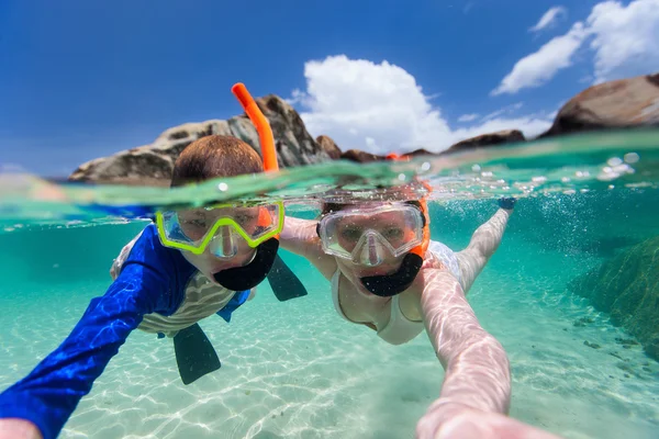 Familjen snorkling i tropiska vatten — Stockfoto