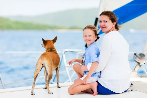 Família navegando em um iate de luxo — Fotografia de Stock