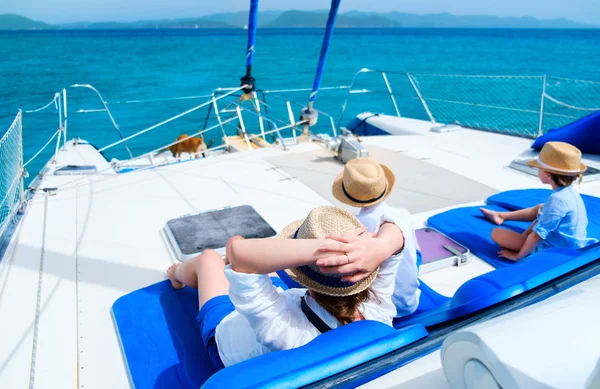 Madre e bambini allo yacht di lusso — Foto Stock