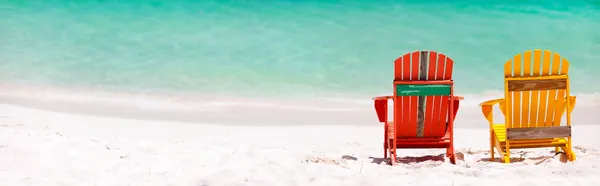 Cadeiras coloridas na praia do Caribe — Fotografia de Stock