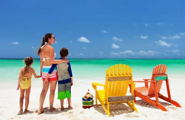 Familjen på strandsemester — Stockfoto