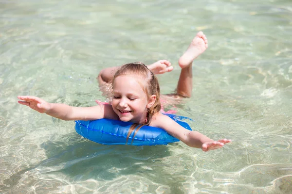 Kind op een tropische vakantie — Stockfoto