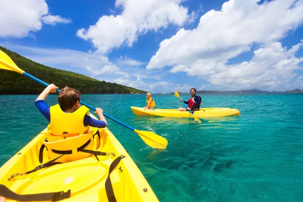 Family kayaking at tropical ocean — Stock Photo, Image