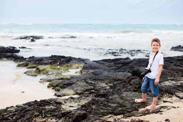 Little boy at rocky coast — Stock Photo, Image