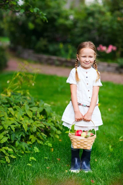 Маленька дівчинка з яблуками — стокове фото