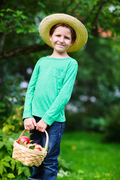 Mignon garçon avec des pommes — Photo