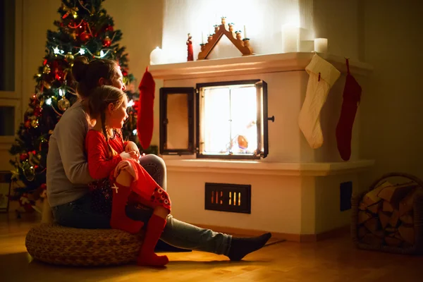 Familia en casa en la víspera de Navidad —  Fotos de Stock