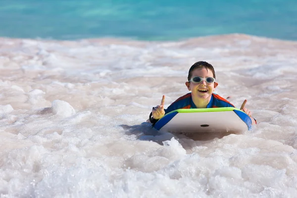 Ragazzo che nuota sulla tavola boogie — Foto Stock