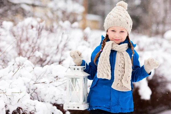 Petite fille avec lanterne de Noël — Photo