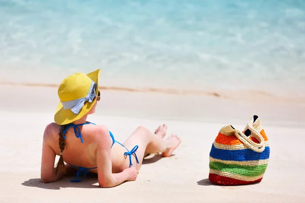 Junge Frau entspannt am Strand — Stockfoto