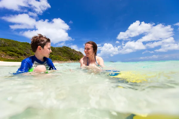 Familienurlaub am Strand — Stockfoto