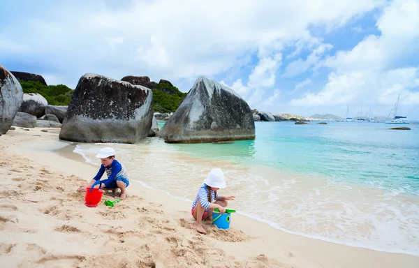 Kinder spielen am Strand — Stockfoto