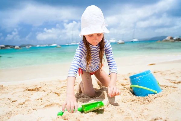 Søt, liten jente på stranda – stockfoto