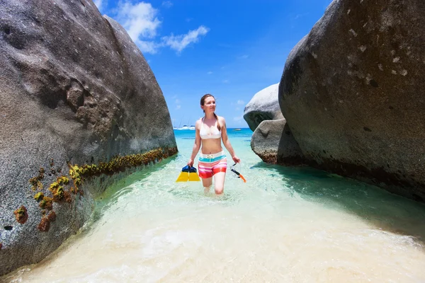 Mulher com equipamento de snorkeling na praia tropical — Fotografia de Stock