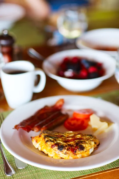 Breakfast with omelet, fresh fruits and coffee — Stock Photo, Image