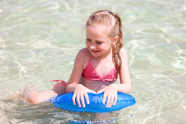 Bambino in vacanza tropicale — Foto Stock