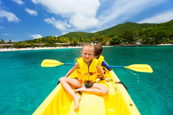 Niños en kayak — Foto de Stock