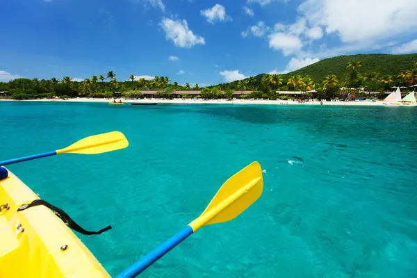 Kayak en el océano tropical —  Fotos de Stock