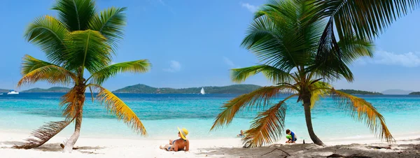 Aile beach tatil — Stok fotoğraf