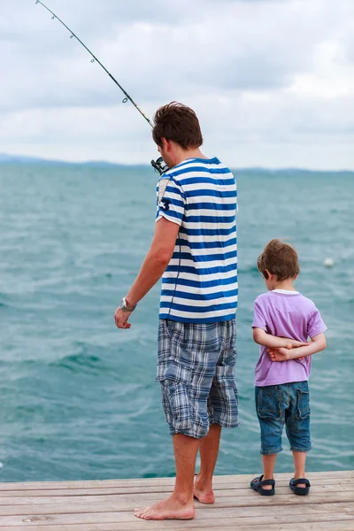 Батько і син рибалять разом — стокове фото