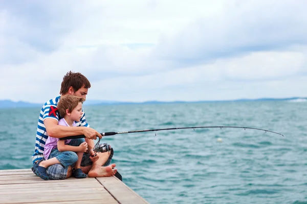 Vater und Sohn angeln gemeinsam — Stockfoto