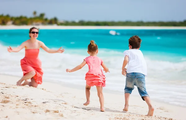 Piękne rodzina na plaży — Zdjęcie stockowe