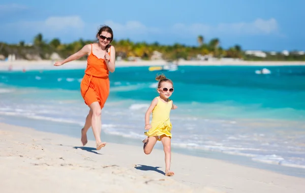 Mor och dotter på stranden — Stockfoto