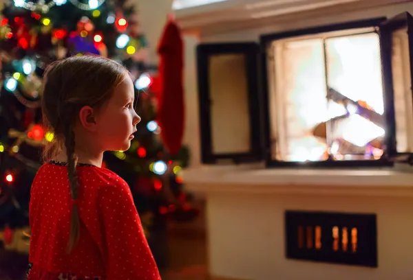 Κοριτσάκι στο σπίτι την παραμονή των Χριστουγέννων — Φωτογραφία Αρχείου