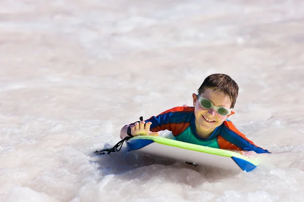 Chłopiec pływanie na boogie board — Zdjęcie stockowe