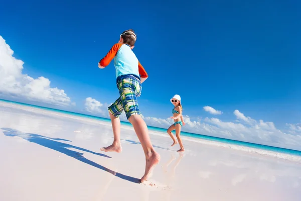 Kinder haben Spaß am Strand — Stockfoto