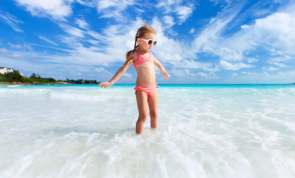 Bedårande liten flicka på stranden — Stockfoto