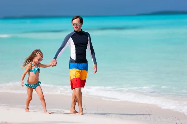 Vader en dochter op strand — Stockfoto