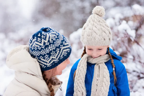 Mor och dotter utomhus på vintern — Stockfoto