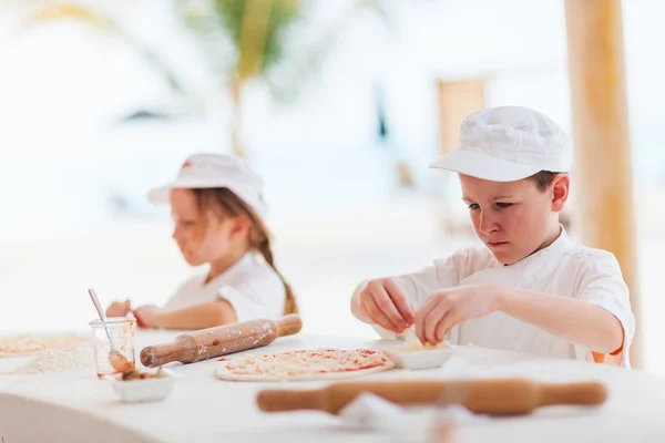 Crianças fazendo pizza — Fotografia de Stock