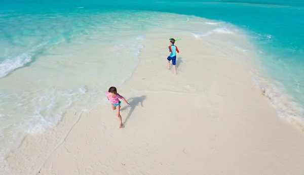 Kids running at beach — Stock Photo, Image