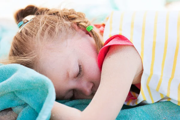 Bedårande liten flicka på stranden sleeping — Stockfoto