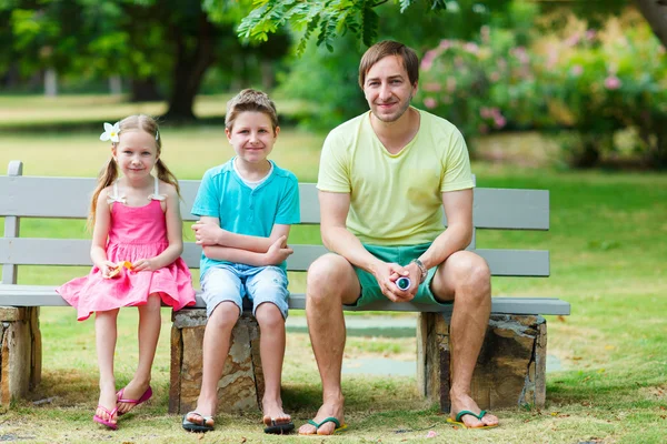Pai e crianças ao ar livre — Fotografia de Stock