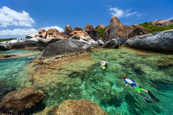 Snorkeling familiar em águas tropicais — Fotografia de Stock