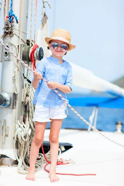 Bambina allo yacht di lusso — Foto Stock