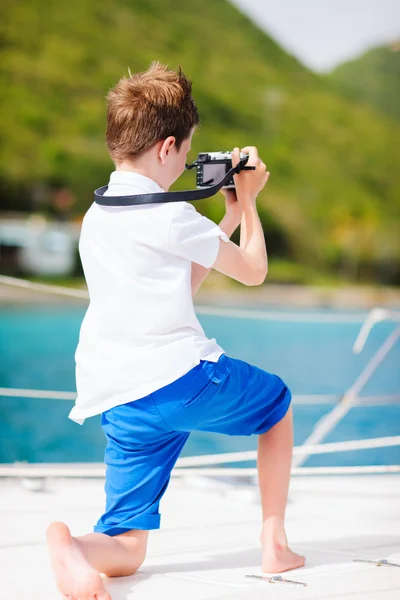 Dospívající chlapec s fotoaparátem — Stock fotografie