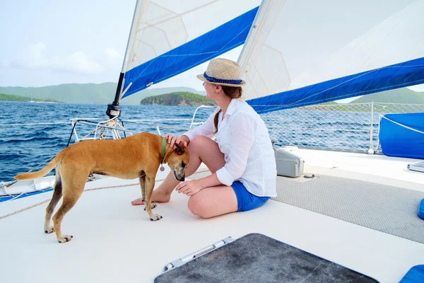 Giovane donna che naviga su uno yacht di lusso — Foto Stock