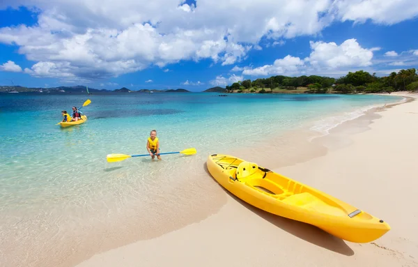 Kayak familiar en el océano tropical — Foto de Stock