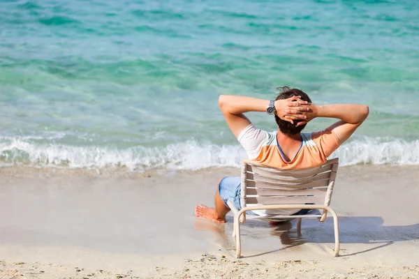 Hombre relajándose en la playa — Foto de Stock