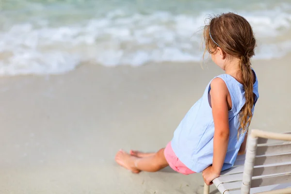 Liten flicka på stranden — Stockfoto