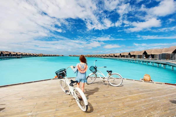 熱帯の島でアクティブな休暇を楽しむかわいい女の子の乗馬自転車 — ストック写真