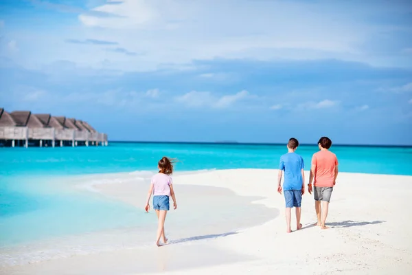 Visão Traseira Pai Família Crianças Desfrutando Férias Praia Verão Ilha — Fotografia de Stock