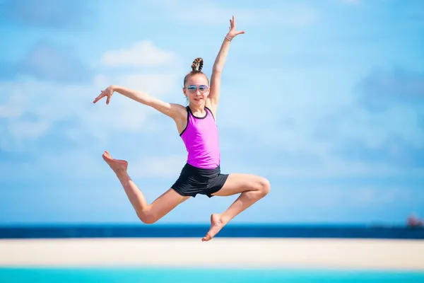 Ragazza Felice Che Salta Sulla Spiaggia Tropicale Divertendosi Molto Vacanza — Foto Stock