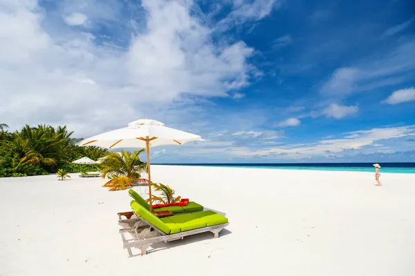 Ξύλινες Ξαπλώστρες Μια Πανέμορφη Τροπική Παραλία Στις Μαλδίβες — Φωτογραφία Αρχείου