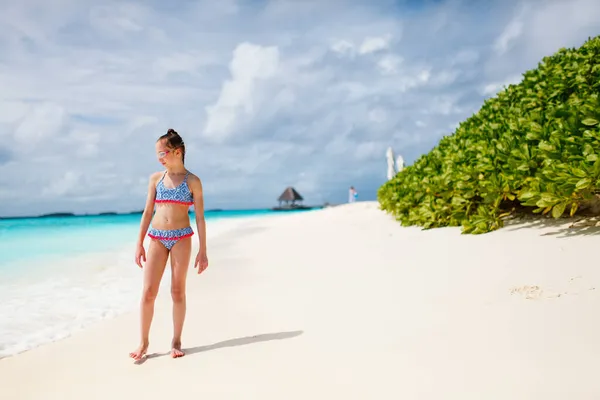 Αξιολάτρευτο Κορίτσι Στην Παραλία Κατά Διάρκεια Καλοκαιρινών Διακοπών — Φωτογραφία Αρχείου
