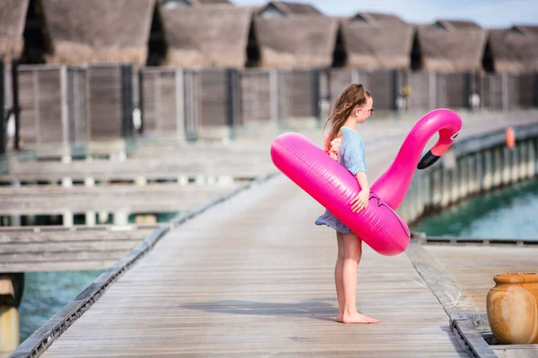 愛らしいです女の子とともにインフレータブルピンクフラミンゴ楽しい熱帯夏休み — ストック写真